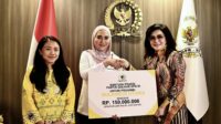 2489ec3f1be-b2d9-401f-a47f-2b088be32c85 Sari Yuliati Serahkan Bantuan Fraksi Golkar Rp150 Juta untuk Korban Gempa