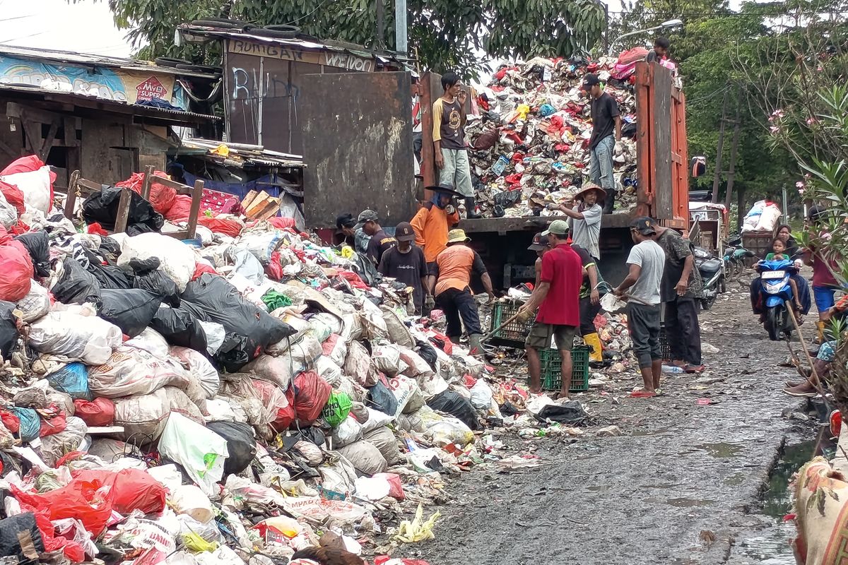 Sampah Jakarta Masih Menumpuk, Klaim Pemprov Dipertanyakan
