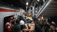 Basarnas Evakuasi Tiga Korban Tabrakan Kereta Bekasi Timur