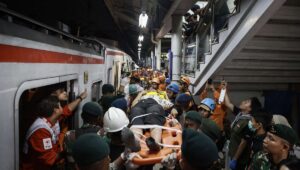 Basarnas Evakuasi Tiga Korban Tabrakan Kereta Bekasi Timur