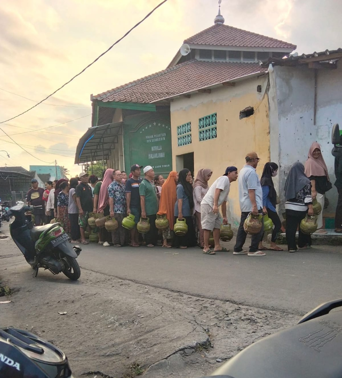 Harga LPG 3 Kg Melejit di Lombok Timur, Warga Rela Antri Berjam – jam
