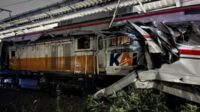Update Tabrakan KA Argo Bromo vs KRL: 7 Tewas, 3 Masih Terjebak”.