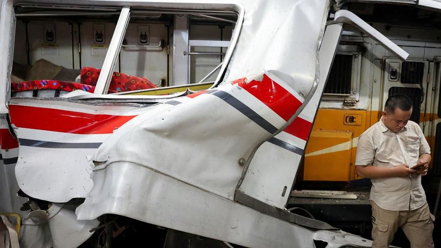 Argo Bromo Anggrek Tabrak KRL di Bekasi Timur, Korban Dievakuasi