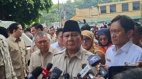 Prabowo Ucapkan Belasungkawa Korban Tabrakan Kereta Bekasi Isi Rilis: Presiden RI, Prabowo Subianto, menyampaikan belasungkawa mendalam atas tragedi tabrakan KA Argo Bromo Anggrek dengan KRL Commuter Line di Stasiun Bekasi Timur, Senin (27/4/2026) malam. “Hari ini saya datang ke RSUD Bekasi, kita semua prihatin dan kaget dengan kecelakaan yang terjadi,” ujar Prabowo usai menjenguk korban, Selasa (28/4/2026). Prabowo menegaskan pemerintah akan segera melakukan investigasi menyeluruh untuk mengetahui penyebab pasti insiden tersebut. Ia juga menyoroti masih banyak perlintasan kereta api yang tidak dijaga, sehingga berkomitmen mempercepat pembangunan flyover sebagai langkah pencegahan. Suasana di lokasi kejadian sempat mencekam. Rekaman video menunjukkan penumpang saling membantu mengevakuasi korban di peron, sementara beberapa orang mengalami luka dan kondisi syok. Rangkaian KRL yang tertabrak mengalami kerusakan parah, dengan sejumlah penumpang terjebak di dalam gerbong gelap. Kunjungan Presiden menjadi bentuk perhatian langsung pemerintah terhadap korban sekaligus penegasan komitmen untuk memperbaiki sistem keselamatan perkeretaapian agar tragedi serupa tidak terulang.