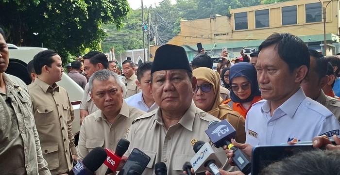 Prabowo Ucapkan Belasungkawa Korban Tabrakan Kereta Bekasi  Isi Rilis:  Presiden RI, Prabowo Subianto, menyampaikan belasungkawa mendalam atas tragedi tabrakan KA Argo Bromo Anggrek dengan KRL Commuter Line di Stasiun Bekasi Timur, Senin (27/4/2026) malam.  “Hari ini saya datang ke RSUD Bekasi, kita semua prihatin dan kaget dengan kecelakaan yang terjadi,” ujar Prabowo usai menjenguk korban, Selasa (28/4/2026).  Prabowo menegaskan pemerintah akan segera melakukan investigasi menyeluruh untuk mengetahui penyebab pasti insiden tersebut. Ia juga menyoroti masih banyak perlintasan kereta api yang tidak dijaga, sehingga berkomitmen mempercepat pembangunan flyover sebagai langkah pencegahan.  Suasana di lokasi kejadian sempat mencekam. Rekaman video menunjukkan penumpang saling membantu mengevakuasi korban di peron, sementara beberapa orang mengalami luka dan kondisi syok. Rangkaian KRL yang tertabrak mengalami kerusakan parah, dengan sejumlah penumpang terjebak di dalam gerbong gelap.  Kunjungan Presiden menjadi bentuk perhatian langsung pemerintah terhadap korban sekaligus penegasan komitmen untuk memperbaiki sistem keselamatan perkeretaapian agar tragedi serupa tidak terulang.