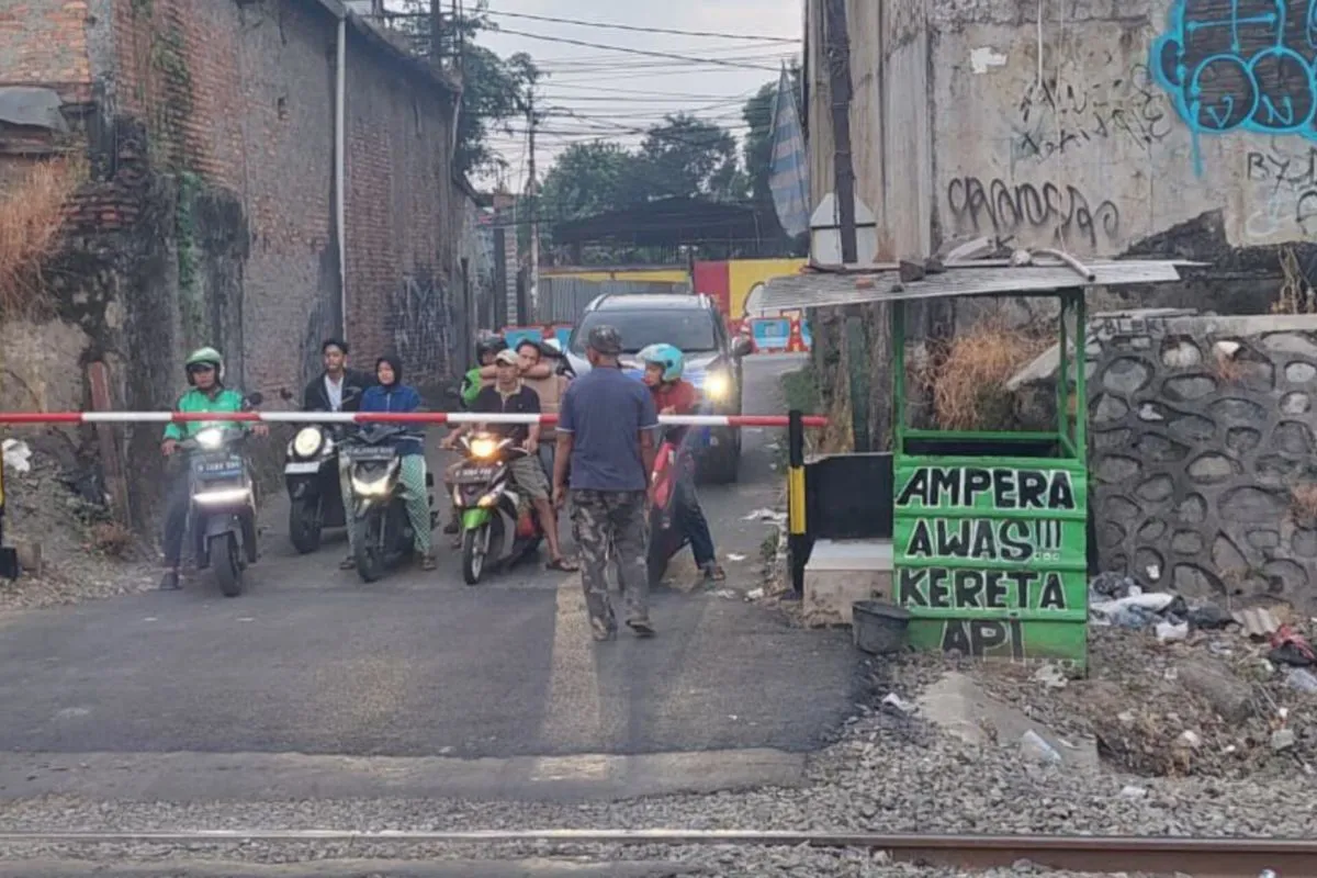 Akhirnya KAI Pasang Palang Pintu Sementara di Bekasi Timur