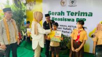 Waka DPR Sari Yuliati Serahkan Beasiswa PIP di SDN 10 Cakranegara