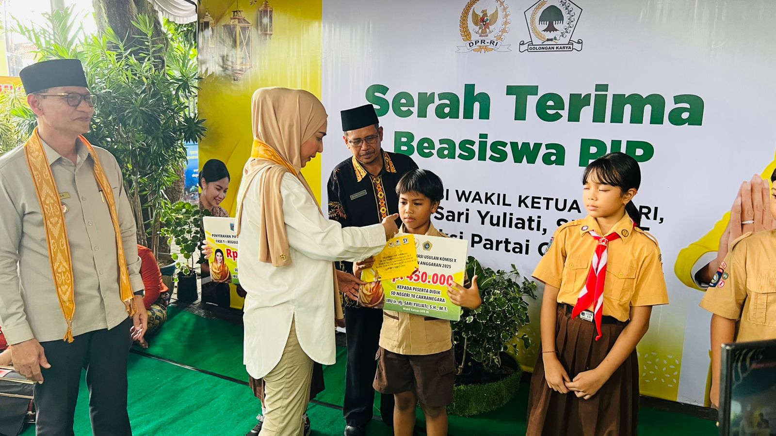 Waka DPR Sari Yuliati Serahkan Beasiswa PIP di SDN 10 Cakranegara
