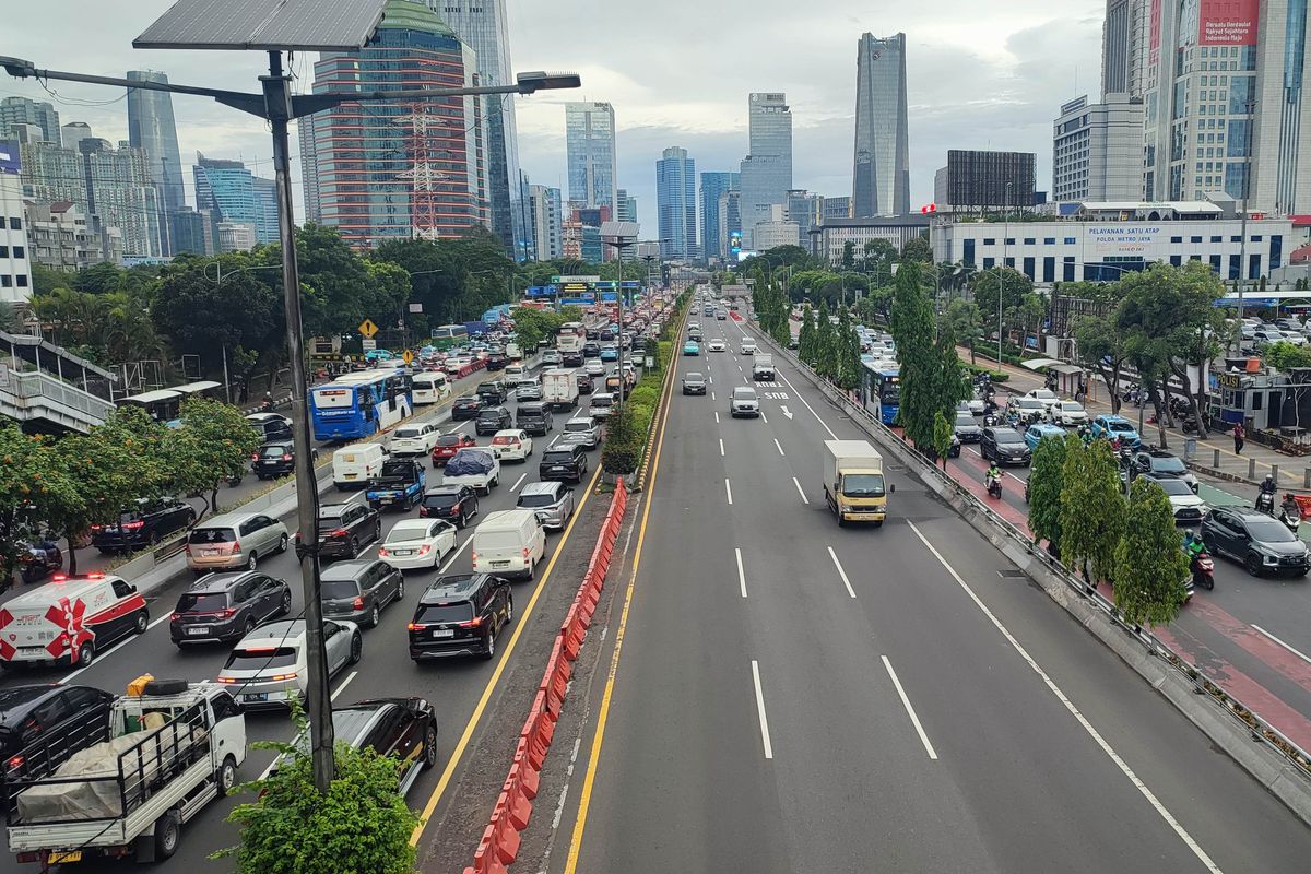 Senin Pagi, Tol Jakarta Padat dan Contraflow