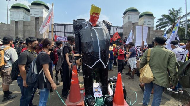 May Day 2026 di DPR, Buruh Hadirkan Simbol Nelayan dan Kritik Sosial