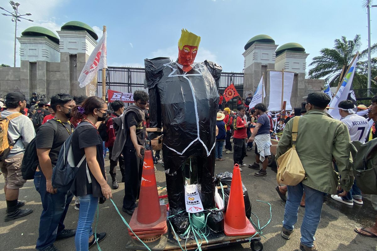 May Day 2026 di DPR, Buruh Hadirkan Simbol Nelayan dan Kritik Sosial