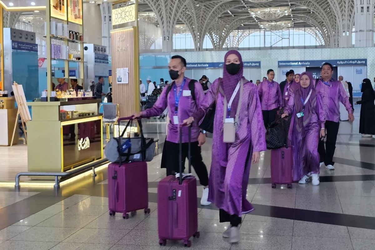 Jemaah Haji Khusus Perdana Tiba di Madinah