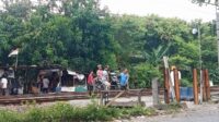 Warga Nekat Gunakan Jasa Angkut Motor di Rel Cibitung