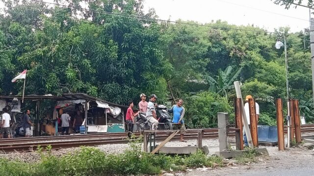 Warga Nekat Gunakan Jasa Angkut Motor di Rel Cibitung