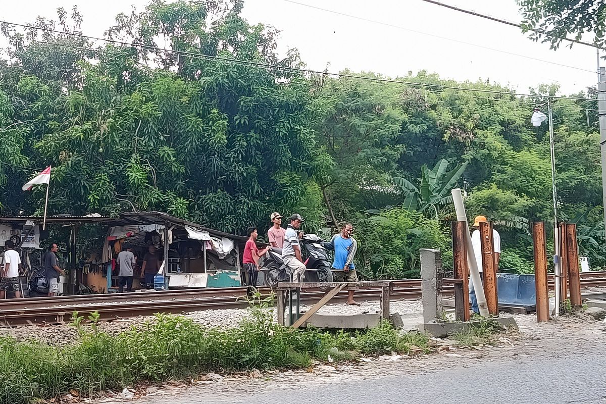 Warga Nekat Gunakan Jasa Angkut Motor di Rel Cibitung