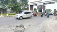 Gapura Miliaran, Jalan Depannya Berlubang