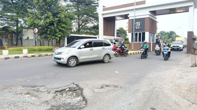 Gapura Miliaran, Jalan Depannya Berlubang