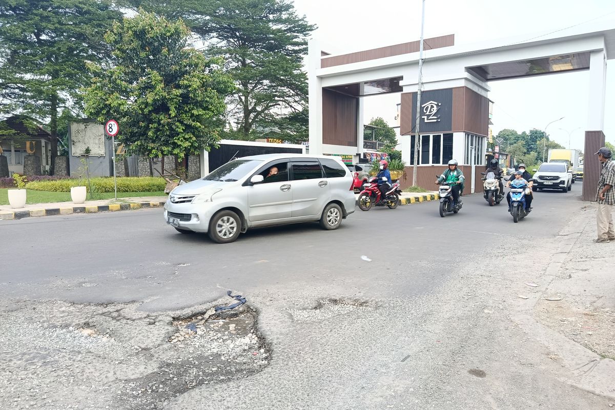 Gapura Miliaran, Jalan Depannya Berlubang