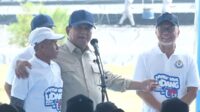 6a1133842df26 Prabowo Rangkul Warga, Guyon Soal Nama Desa