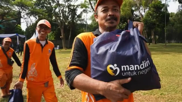 Mandiri Salurkan Sembako untuk Pekerja Rentan