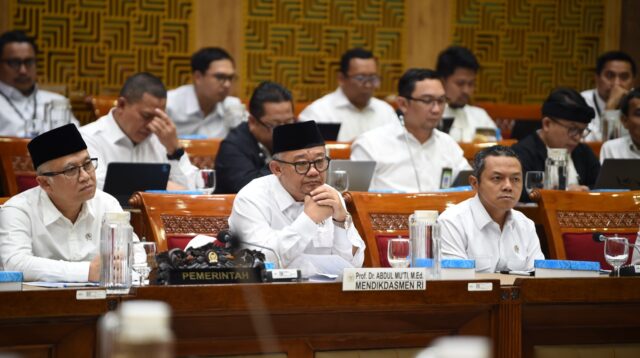 DPR Panggil Mendikdasmen Soal Status Guru Non-ASN