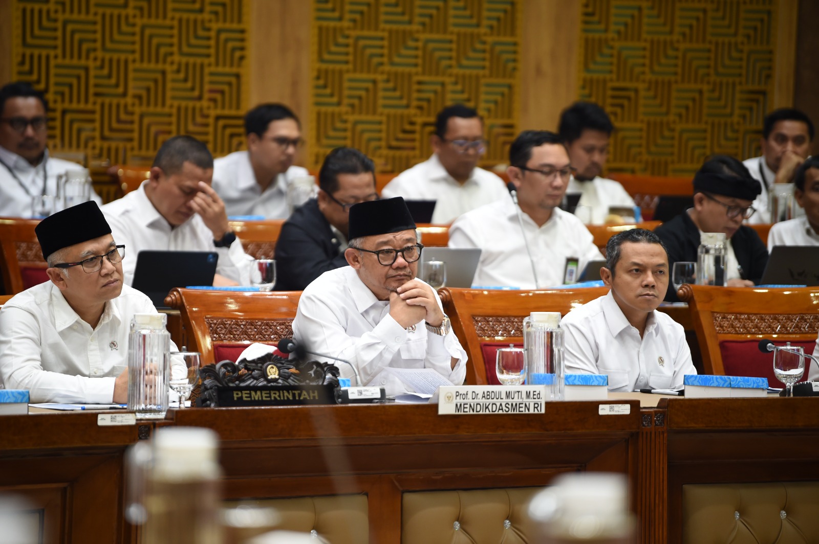 DPR Panggil Mendikdasmen Soal Status Guru Non-ASN