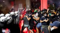 demonstran-antipemerintah-bentrok-dengan-polisi-antihuru-hara-selama-protes-terhadap-apa-yang-dikatakan-demonstran-sebagai-pen-1757142987703 Chaos! Puluhan Ribu Warga Turun ke Jalan Tuntut Presiden Mundur