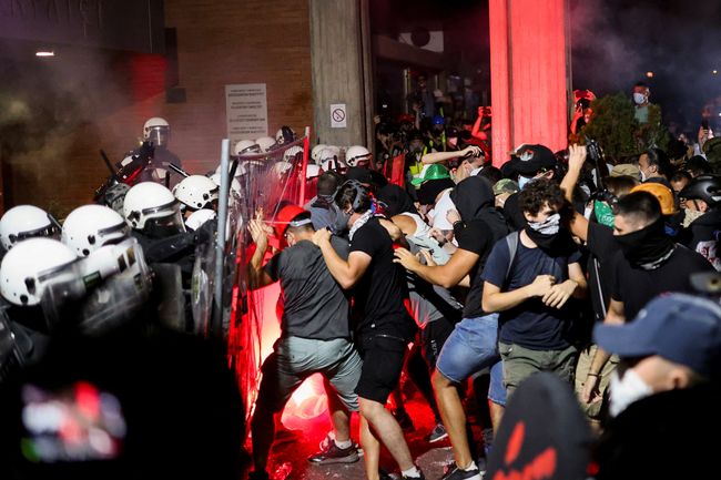 Chaos! Puluhan Ribu Warga Turun ke Jalan Tuntut Presiden Mundur