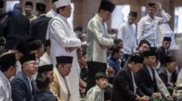 Gibran dan keluarga shalat Idul Adha di Masjid Istiqlal