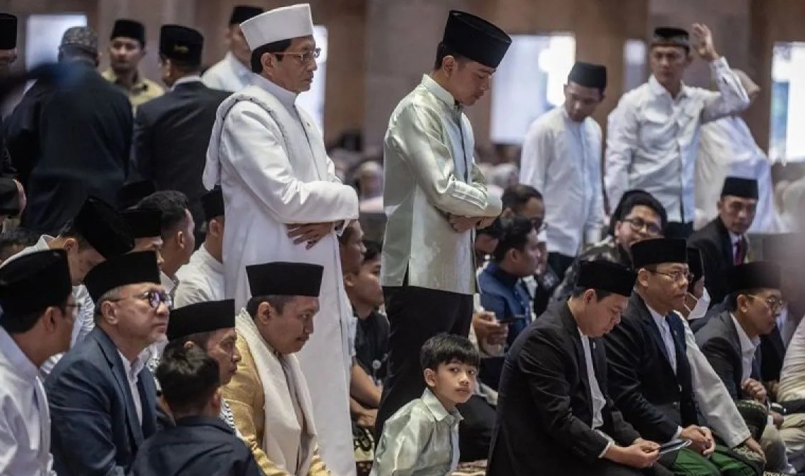 Gibran dan keluarga shalat Idul Adha di Masjid Istiqlal