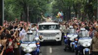 Hujan Tak Surutkan Sambutan Warga untuk Presiden Prabowo