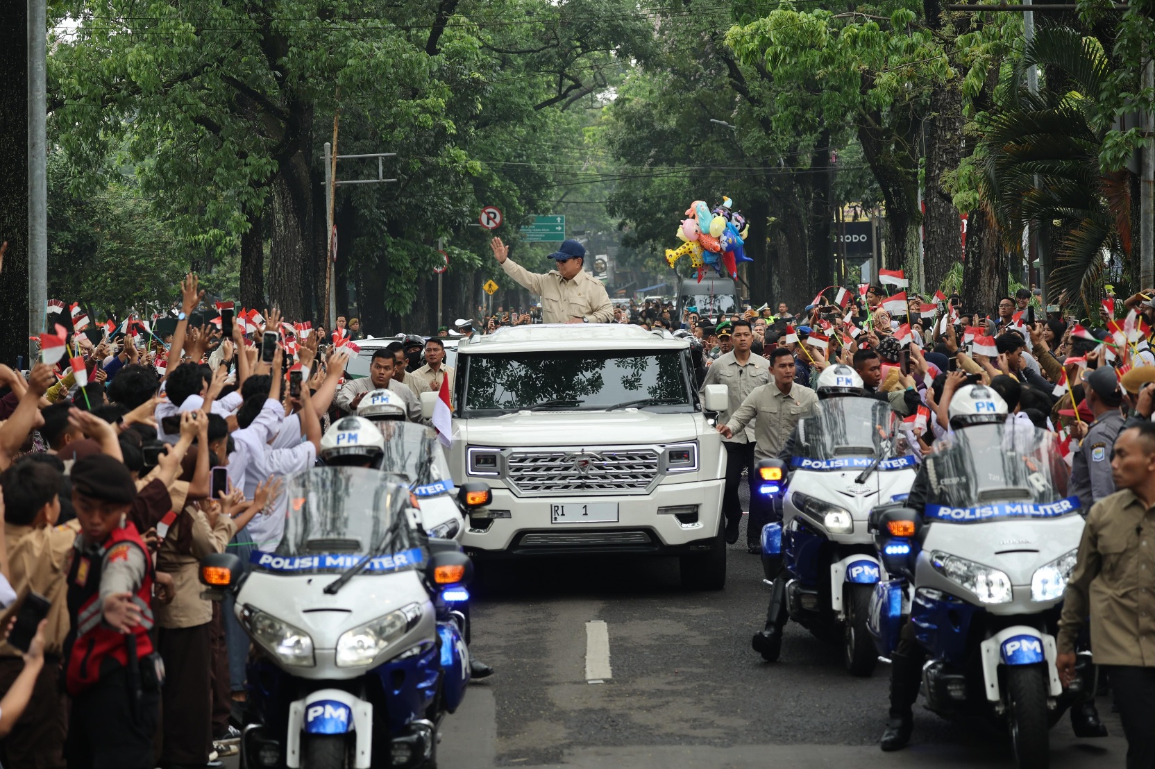 Hujan Tak Surutkan Sambutan Warga untuk Presiden Prabowo