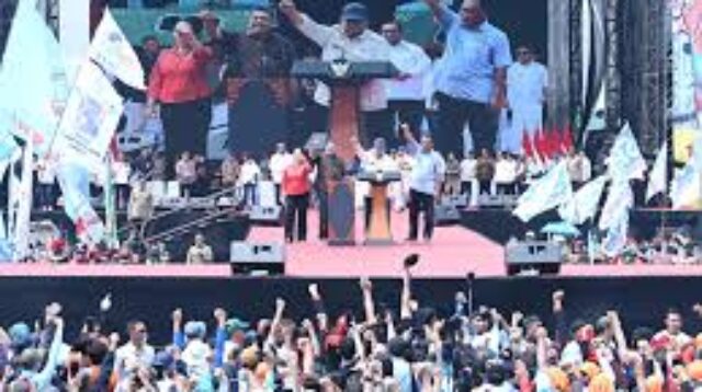 Prabowo Meriahkan Hari Buruh di Monas, Ikut Joget Bareng Buruh