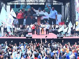 Prabowo Meriahkan Hari Buruh di Monas, Ikut Joget Bareng Buruh