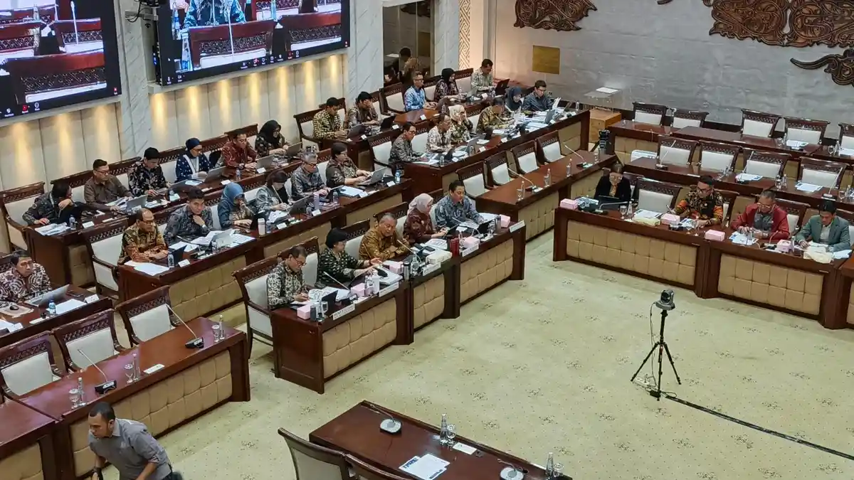 Rupiah Terpuruk, DPR Minta Gubernur BI Mundur