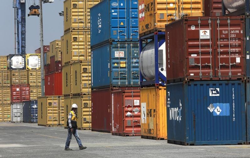Impor Barang Konsumsi Turun Tajam, Mesin & Kendaraan Lesu