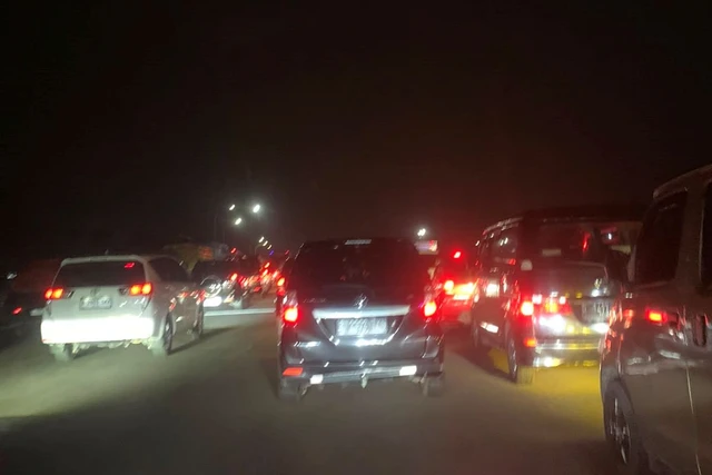 Macet Tol Jagorawi, Kendaraan Terjebak hingga Kehabisan Bensin