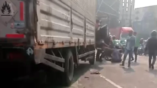 Truk Tabrak Motor di JLNT Unisma Bekasi, 1 Ojol Tewas