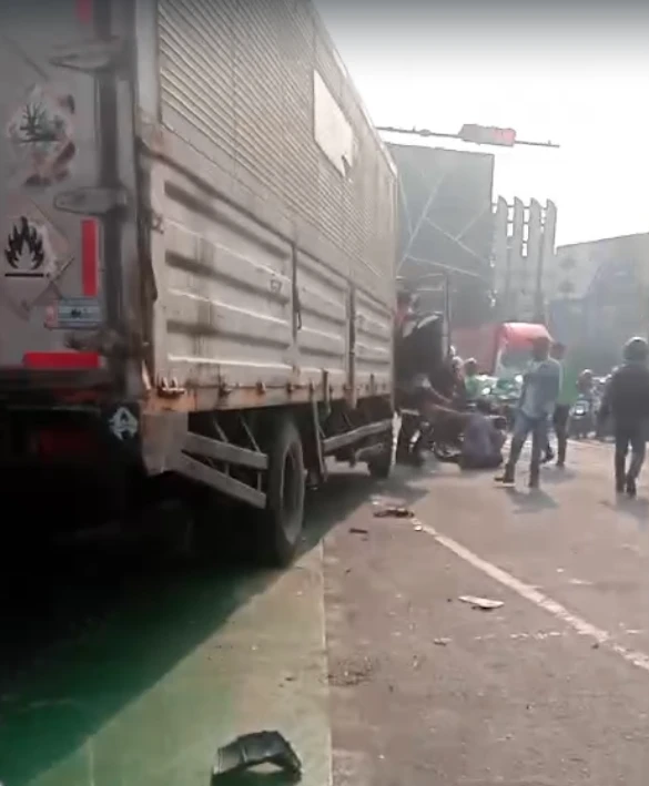 Truk Tabrak Motor di JLNT Unisma Bekasi, 1 Ojol Tewas