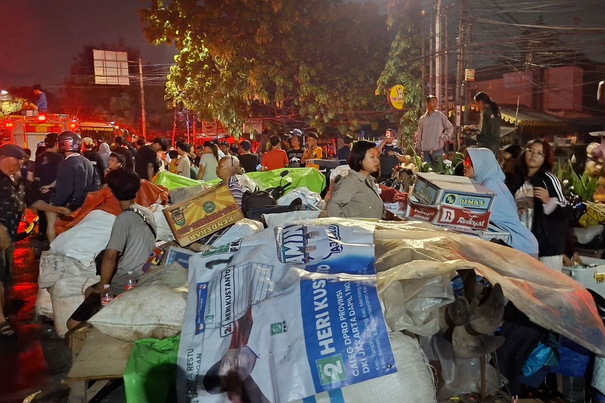 PMI Dirikan Tenda Darurat untuk Korban Kebakaran Kemayoran