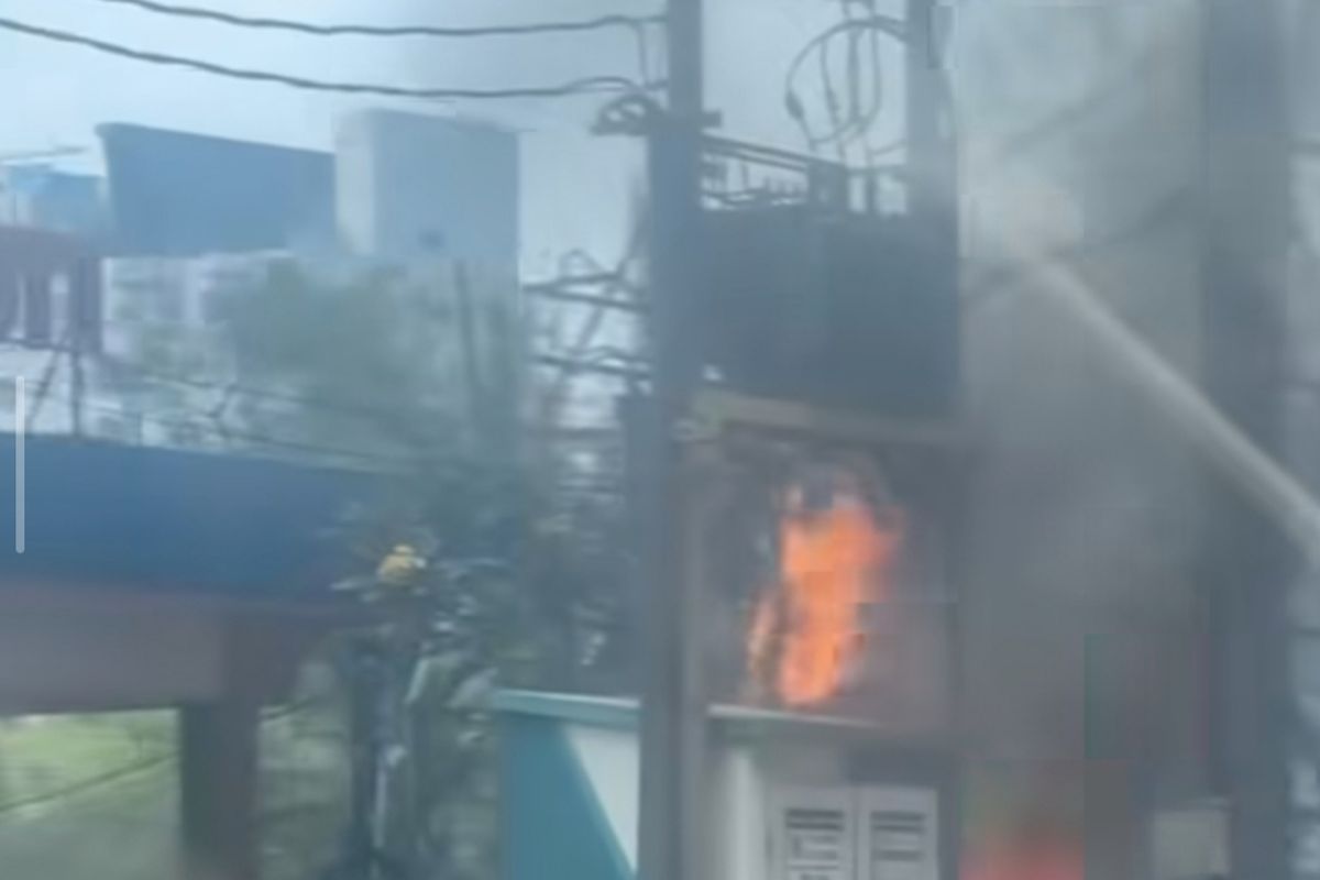 Bakar Sampah Picu Kebakaran Gardu Listrik Bekasi