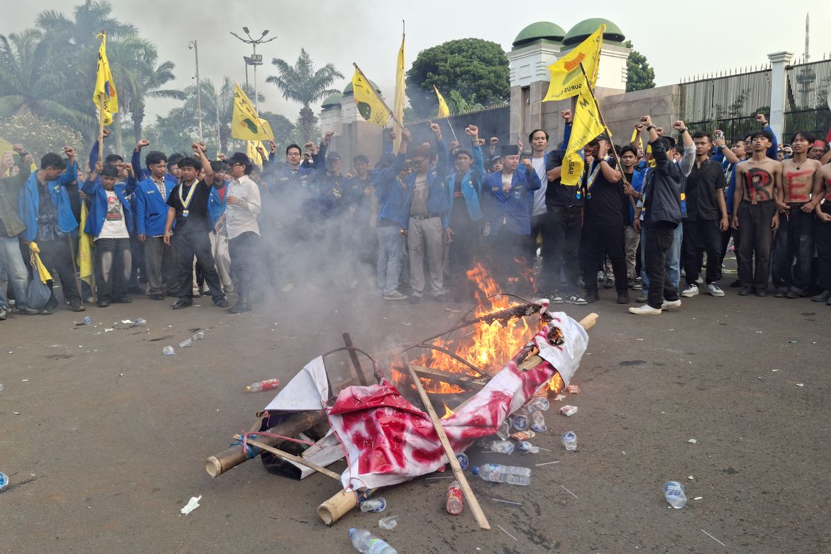 Mahasiswa PMII Bakar Keranda di DPR, Simbol Matinya Nurani Negara