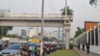 Tangga JPO DPR Dibongkar, Pejalan Kaki Kehilangan Akses