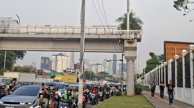 Tangga JPO DPR Dibongkar, Pejalan Kaki Kehilangan Akses