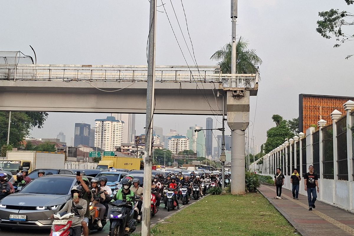 Tangga JPO DPR Dibongkar, Pejalan Kaki Kehilangan Akses
