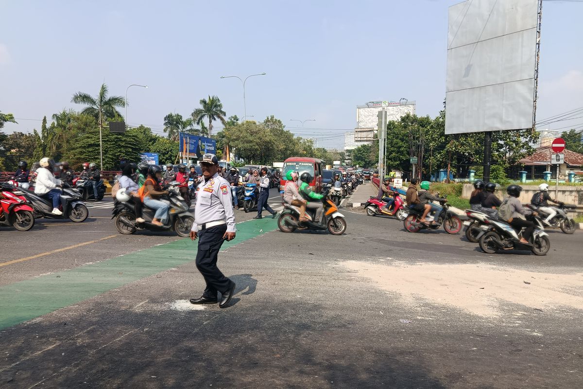 Beginilah Penampakan Bekas Kecelakaan Truk di Simpang Unisma Bekasi Masih Terlihat Jelas