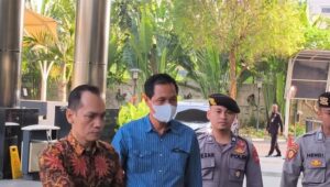 Bupati Muara Enim Edison Digiring ke Gedung KPK
