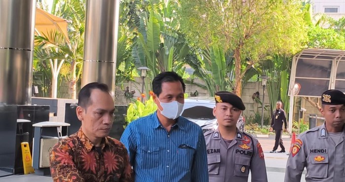 Bupati Muara Enim Edison Digiring ke Gedung KPK