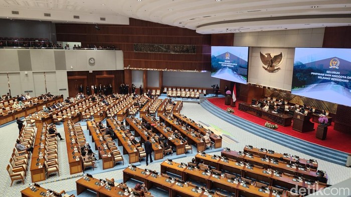 Paripurna DPR Bahas LHP LKPP dan 15 RUU di Hadiri 293 Anggota