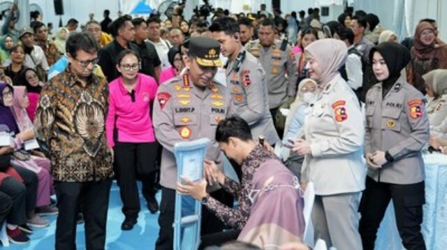 Kapolri Bagikan 6.000 Bansos di HUT Bhayangkara ke-80